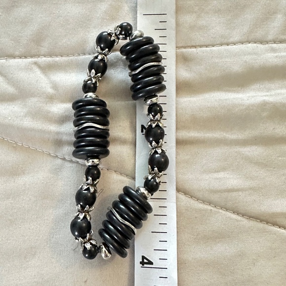 Black Onyx and silver tone stretchy bracelet. Rounds and discs - Picture 9 of 11